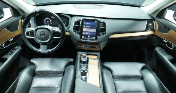 Esittelykuva Volvo XC90 kevythybridiautosta.