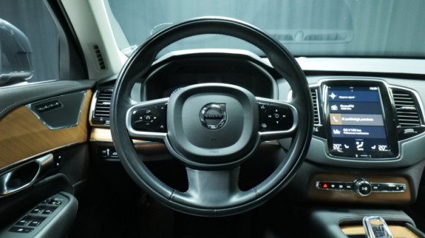 Esittelykuva Volvo XC90 kevythybridiautosta.