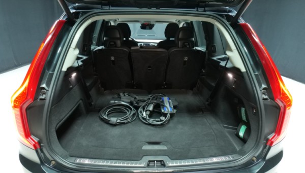 Esittelykuva Volvo XC90 kevythybridiautosta.