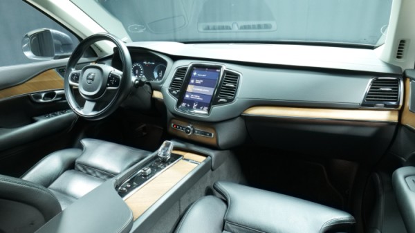 Esittelykuva Volvo XC90 kevythybridiautosta.