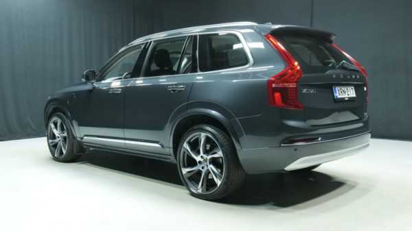 Esittelykuva Volvo XC90 kevythybridiautosta.