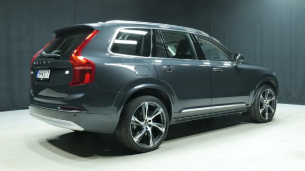 Esittelykuva Volvo XC90 kevythybridiautosta.