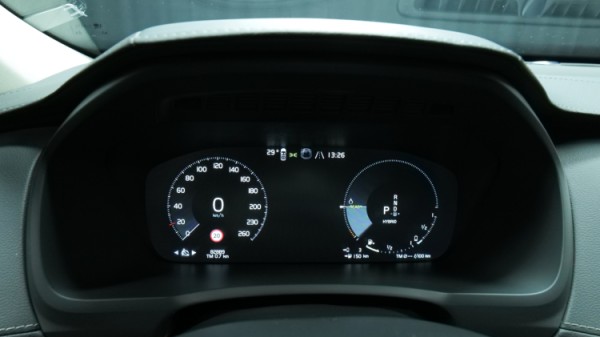 Esittelykuva Volvo XC90 kevythybridiautosta.