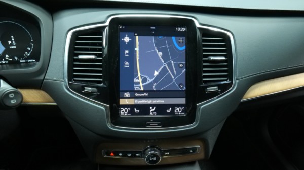 Esittelykuva Volvo XC90 kevythybridiautosta.