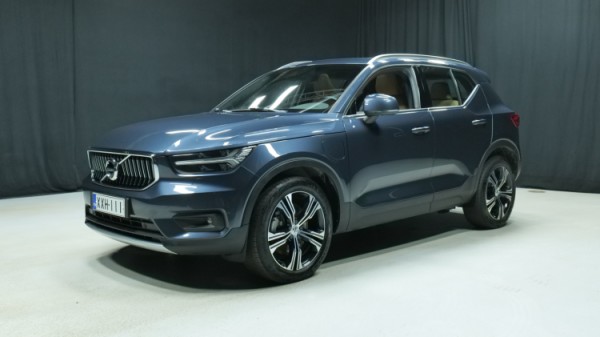 Esittelykuva Volvo XC40 kevythybridiautosta.