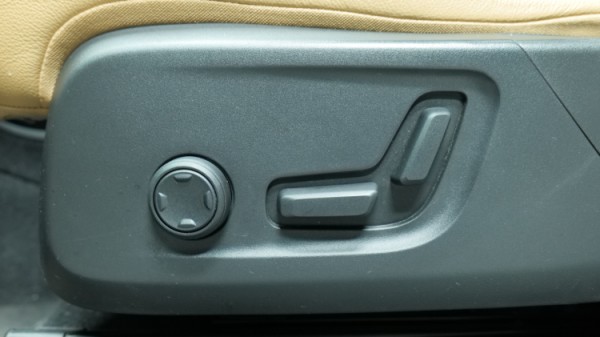 Esittelykuva Volvo XC40 kevythybridiautosta.