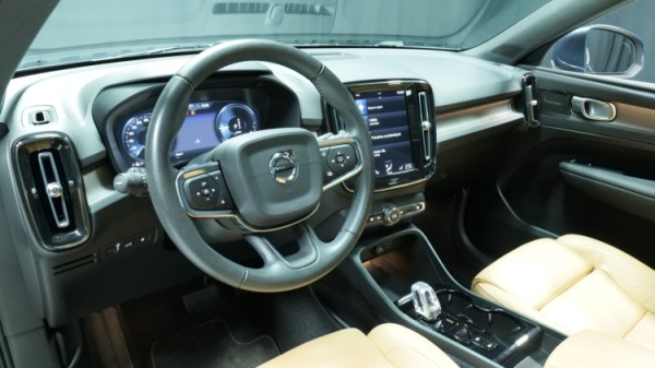 Esittelykuva Volvo XC40 kevythybridiautosta.