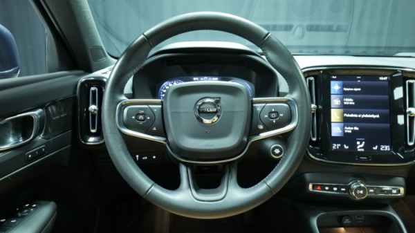 Esittelykuva Volvo XC40 kevythybridiautosta.