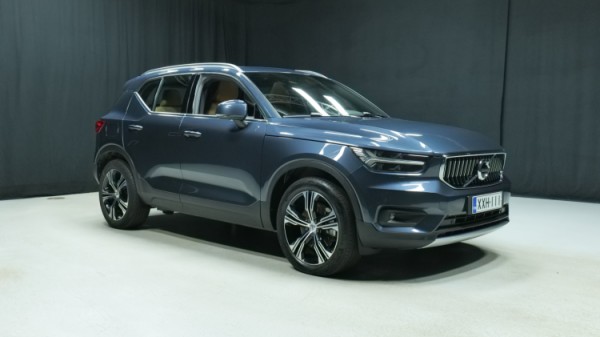 Esittelykuva Volvo XC40 kevythybridiautosta.