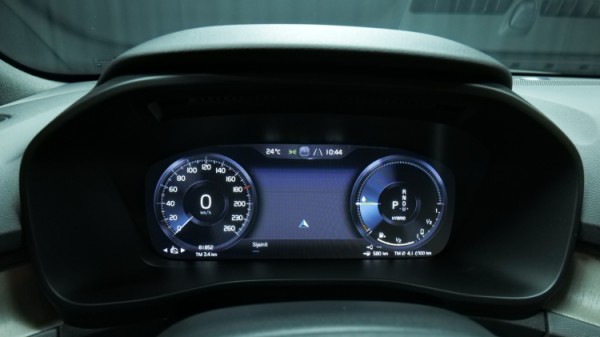 Esittelykuva Volvo XC40 kevythybridiautosta.