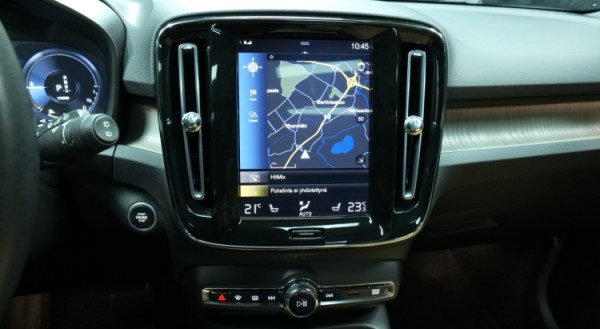 Esittelykuva Volvo XC40 kevythybridiautosta.