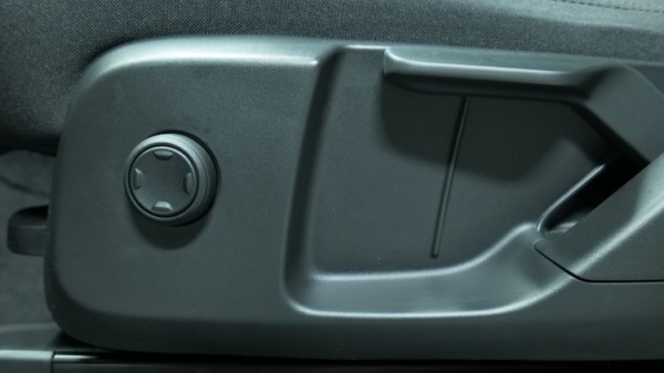 Esittelykuva Volvo XC40 kevythybridiautosta.