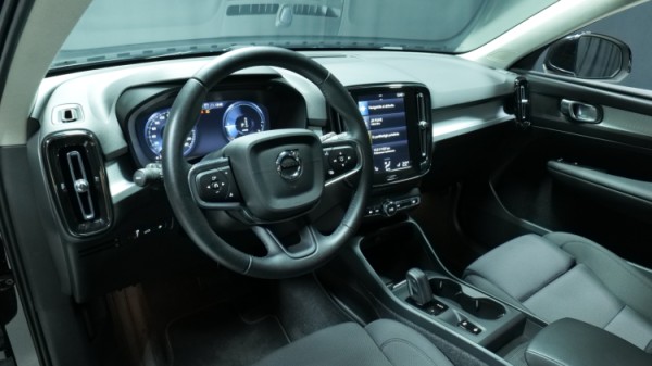 Esittelykuva Volvo XC40 kevythybridiautosta.