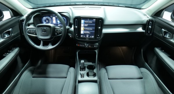 Esittelykuva Volvo XC40 kevythybridiautosta.