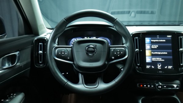 Esittelykuva Volvo XC40 kevythybridiautosta.