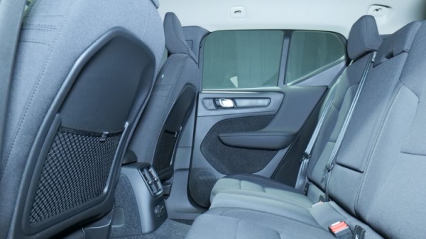 Esittelykuva Volvo XC40 kevythybridiautosta.