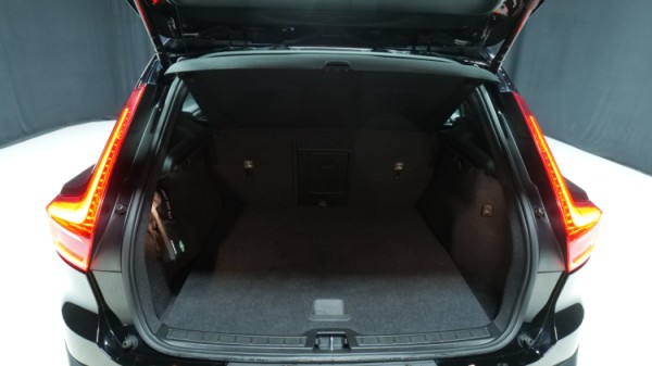 Esittelykuva Volvo XC40 kevythybridiautosta.