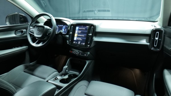 Esittelykuva Volvo XC40 kevythybridiautosta.