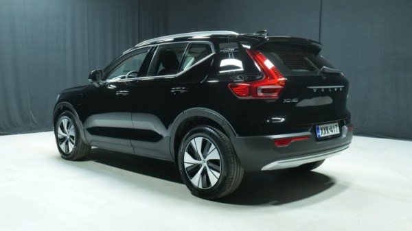 Esittelykuva Volvo XC40 kevythybridiautosta.