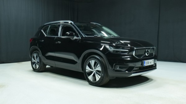 Esittelykuva Volvo XC40 kevythybridiautosta.