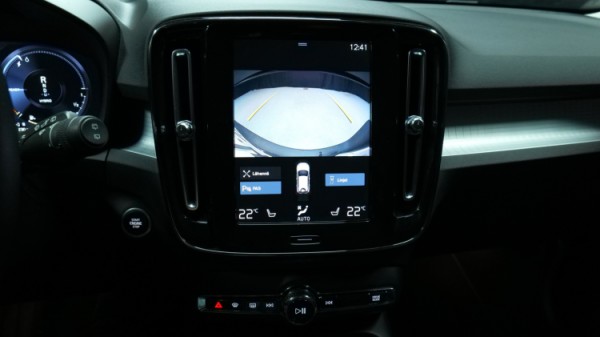 Esittelykuva Volvo XC40 kevythybridiautosta.