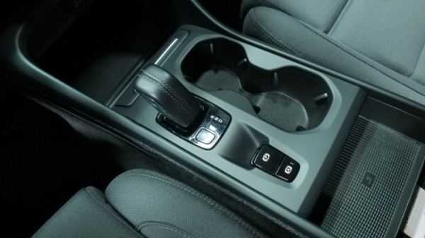 Esittelykuva Volvo XC40 kevythybridiautosta.