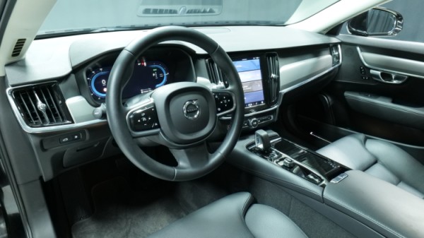 Esittelykuva Volvo S90 kevythybridiautosta.