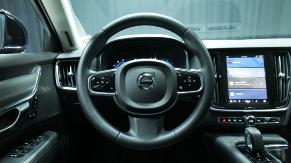 Esittelykuva Volvo S90 kevythybridiautosta.