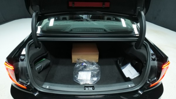 Esittelykuva Volvo S90 kevythybridiautosta.