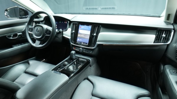 Esittelykuva Volvo S90 kevythybridiautosta.