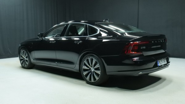 Esittelykuva Volvo S90 kevythybridiautosta.