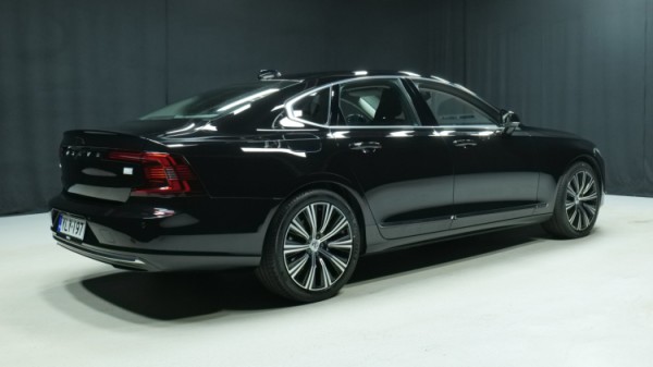 Esittelykuva Volvo S90 kevythybridiautosta.