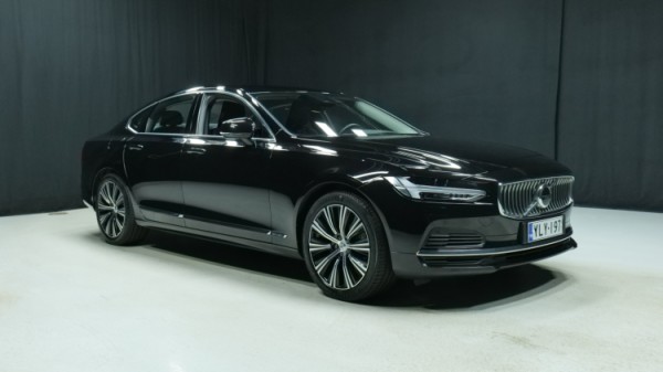 Esittelykuva Volvo S90 kevythybridiautosta.
