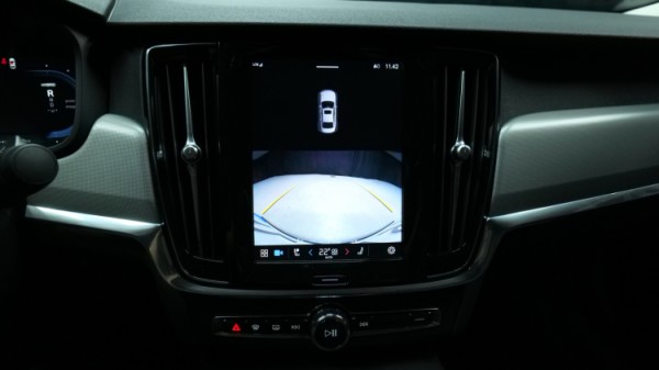 Esittelykuva Volvo S90 kevythybridiautosta.