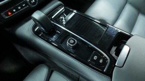 Esittelykuva Volvo S90 kevythybridiautosta.