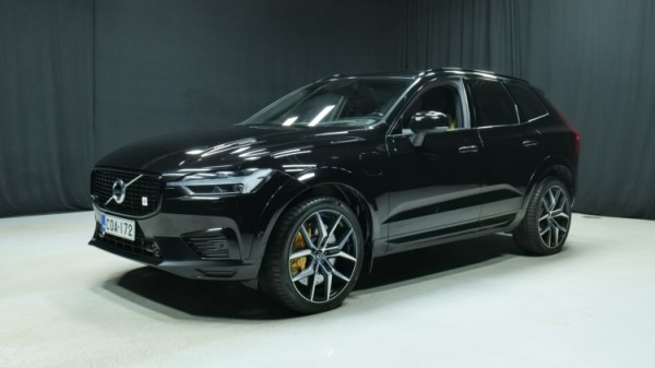 Esittelykuva Volvo XC60 kevythybridiautosta.