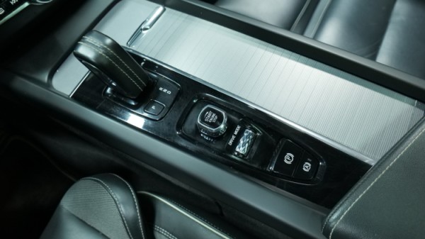 Esittelykuva Volvo XC60 kevythybridiautosta.