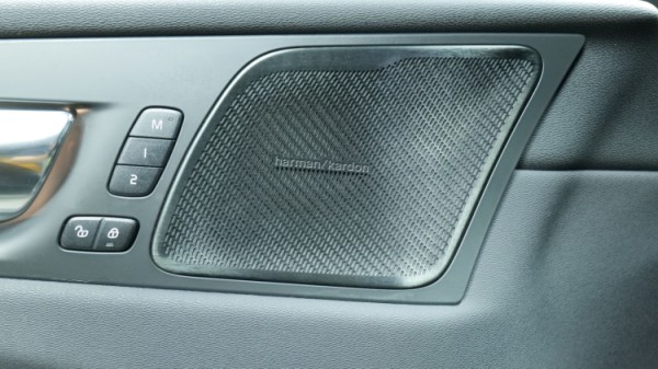 Esittelykuva Volvo XC60 kevythybridiautosta.