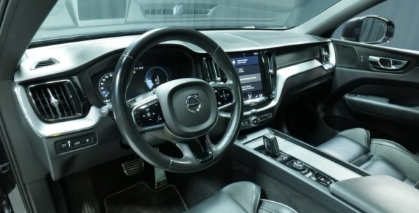 Esittelykuva Volvo XC60 kevythybridiautosta.