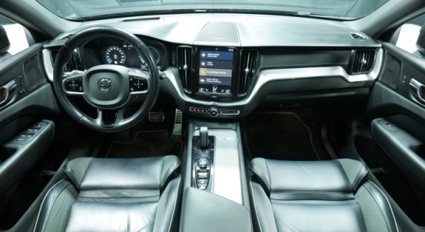 Esittelykuva Volvo XC60 kevythybridiautosta.