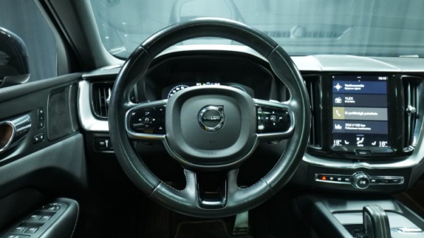 Esittelykuva Volvo XC60 kevythybridiautosta.