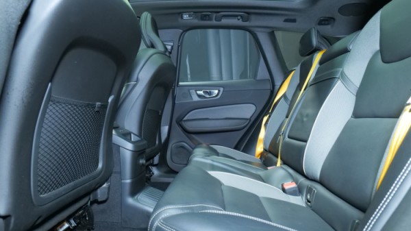 Esittelykuva Volvo XC60 kevythybridiautosta.