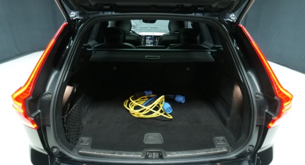 Esittelykuva Volvo XC60 kevythybridiautosta.