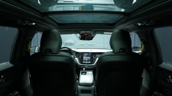 Esittelykuva Volvo XC60 kevythybridiautosta.