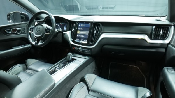 Esittelykuva Volvo XC60 kevythybridiautosta.