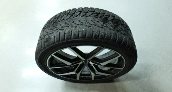 Esittelykuva Volvo XC60 kevythybridiautosta.