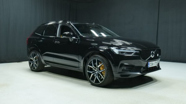 Esittelykuva Volvo XC60 kevythybridiautosta.