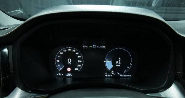 Esittelykuva Volvo XC60 kevythybridiautosta.