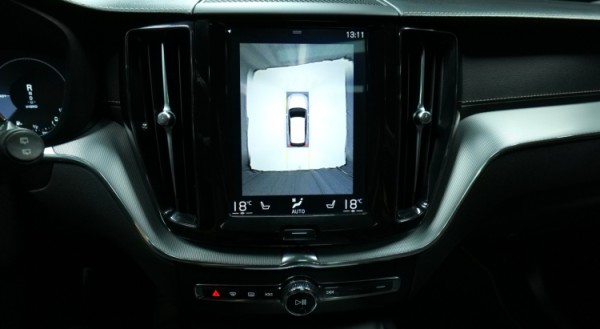 Esittelykuva Volvo XC60 kevythybridiautosta.