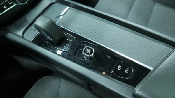 Esittelykuva Volvo XC60 kevythybridiautosta.